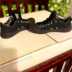 Women’s black low top converse shoes